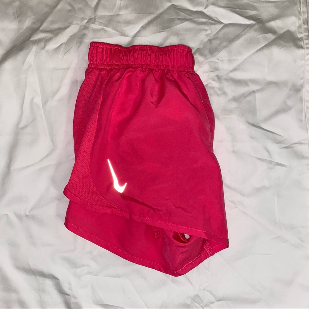 Hot pink NIKE shorts - Picture 3 of 7